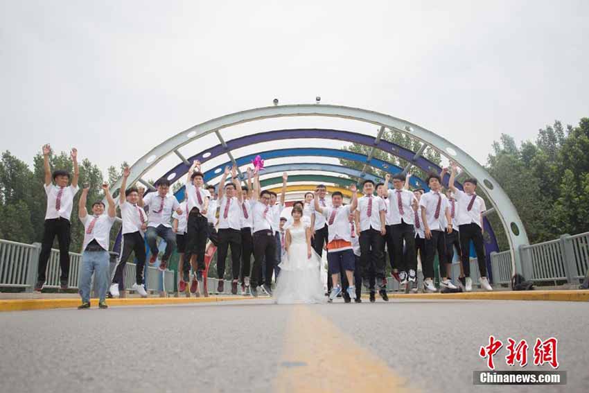 紅一点の女子学生、男子たち従えウェディングドレスで卒業写真　山東省