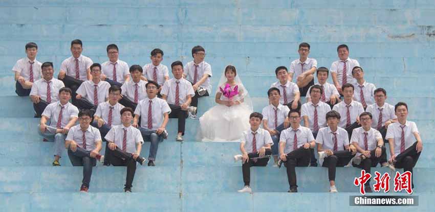 紅一点の女子学生、男子たち従えウェディングドレスで卒業写真　山東省