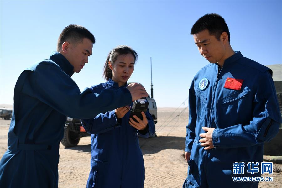 砂漠サバイバル訓練に励む女性宇宙飛行士・王亜平氏