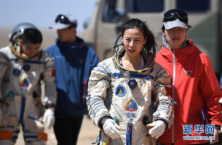 砂漠サバイバル訓練に励む女性宇宙飛行士・王亜平氏