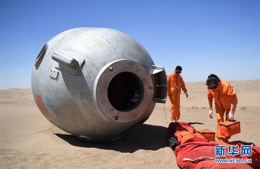 砂漠サバイバル訓練に励む女性宇宙飛行士・王亜平氏