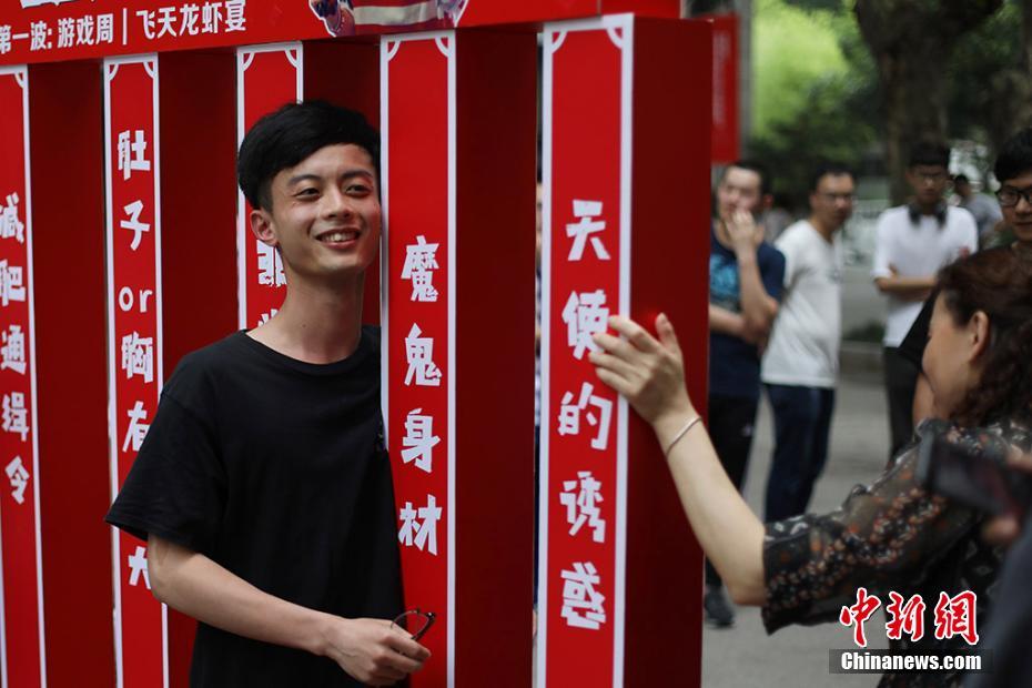 南京の大学、卒業生のために「ザリガニ祭り」