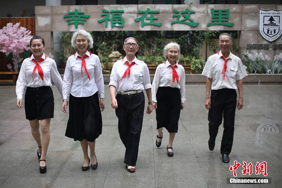 南京市の高齢者が若返り、学生の格好で動画を撮影