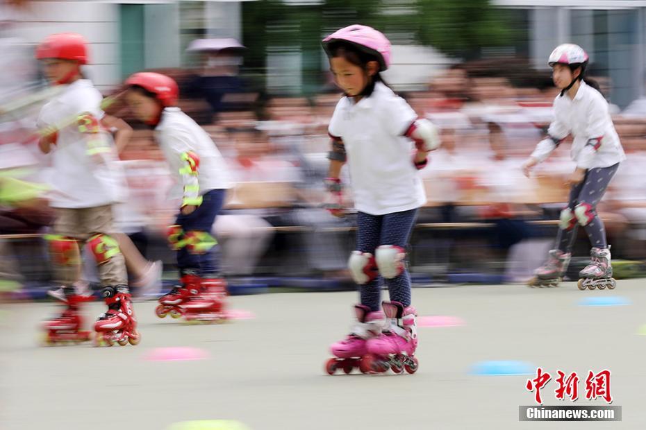 南京の小学校でローラーブレードコンテスト「風のような少年」目指す