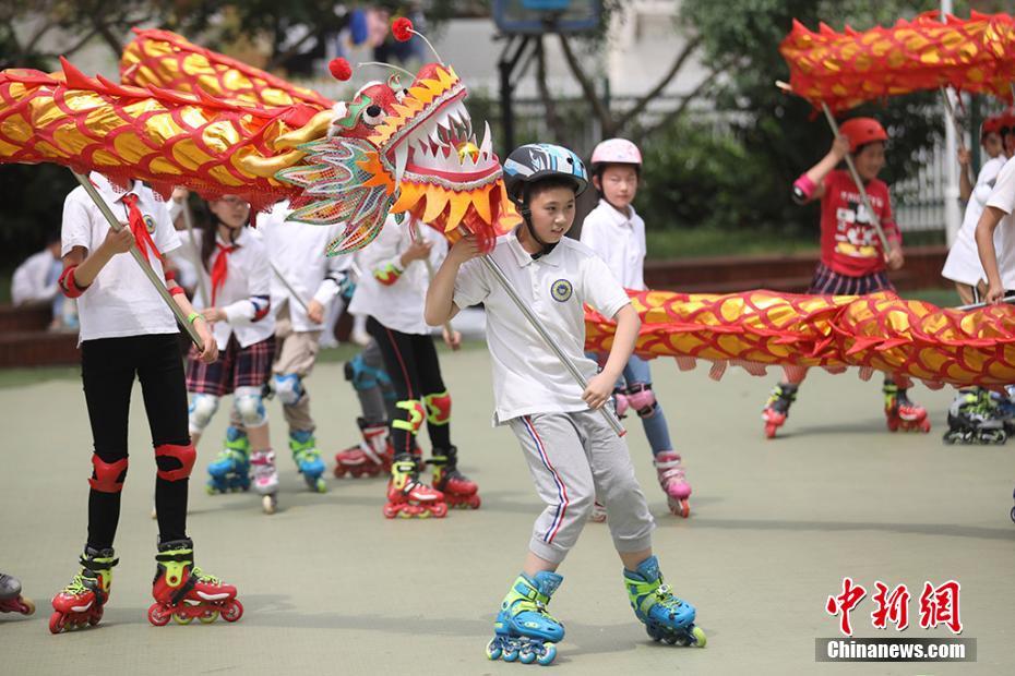 南京の小学校でローラーブレードコンテスト「風のような少年」目指す