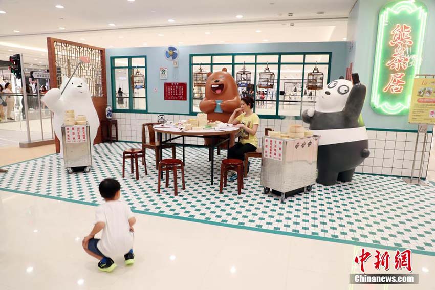 米アニメキャラ「ぼくらベアベアーズ」が香港の地元グルメを体験？