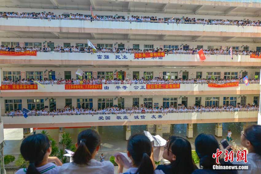 大学受験目前の高校生1200人、大声で叫びストレス解消　海南省