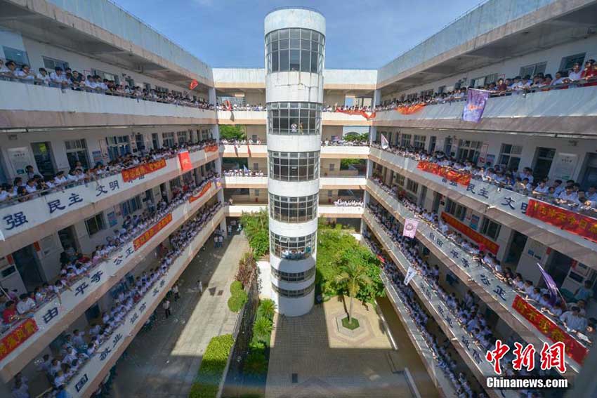 大学受験目前の高校生1200人、大声で叫びストレス解消　海南省