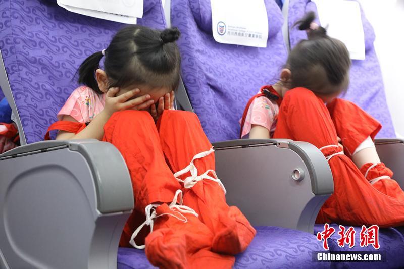6月1日は「国際子供の日」、四川省の子供たちが飛行機から脱出を体験