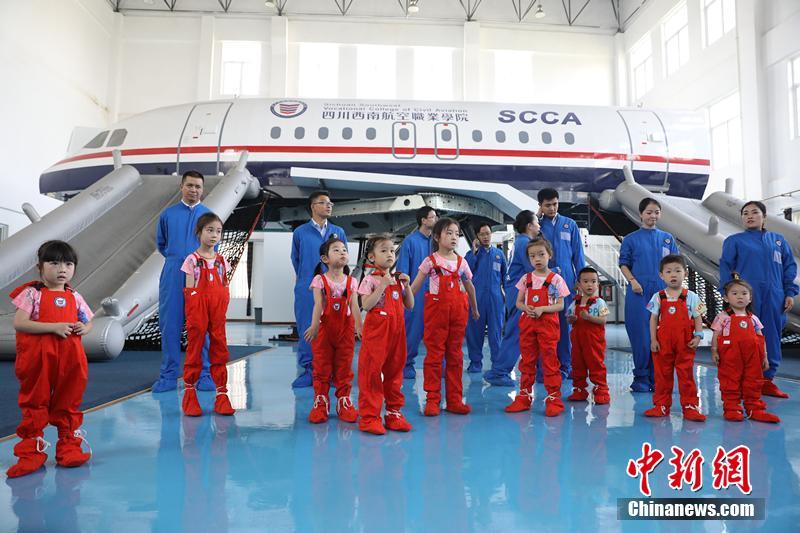 6月1日は「国際子供の日」、四川省の子供たちが飛行機から脱出を体験
