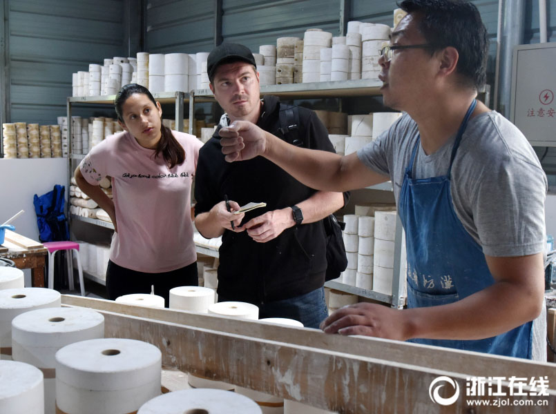 外国人留学生たちが浙江省の無形文化資産の陶芸を体験