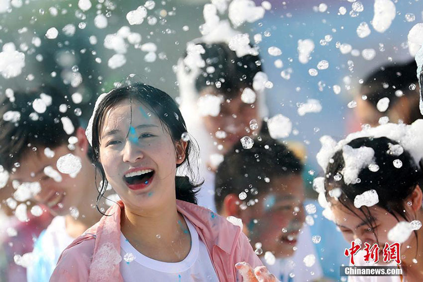 南京農業大学で千人以上の学生が「バブル・ラン」イベントに参加
