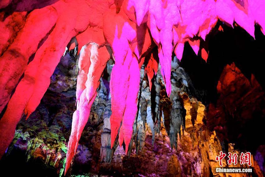 神秘的な空間「吉星岩」内部に潜入　広西チワン族自治区