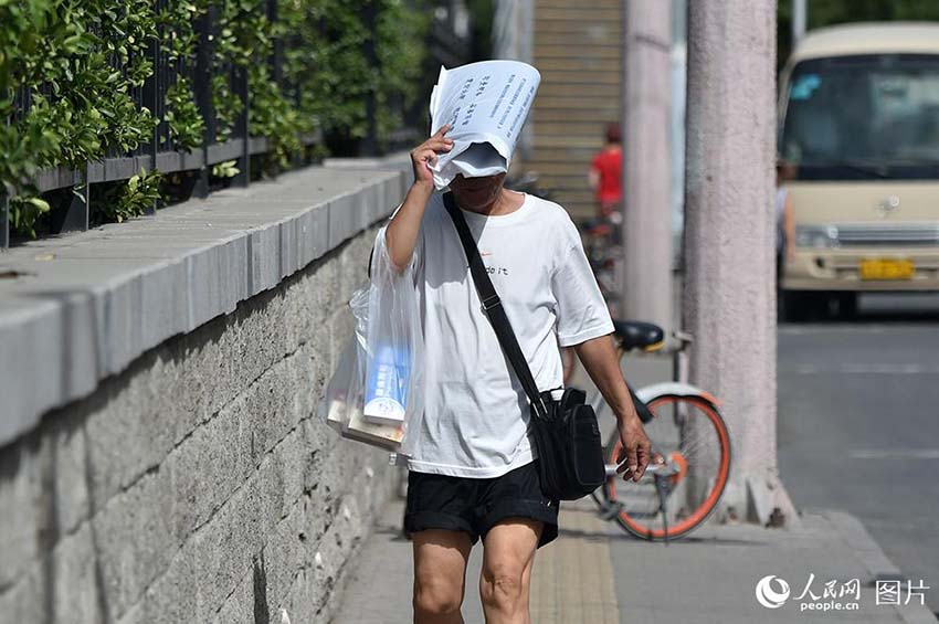 ギラギラと照りつける太陽、暑さ続く北京