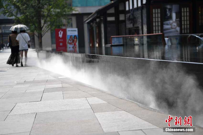 猛暑日が続く成都市の街中にミスト噴射装置が稼動　四川省