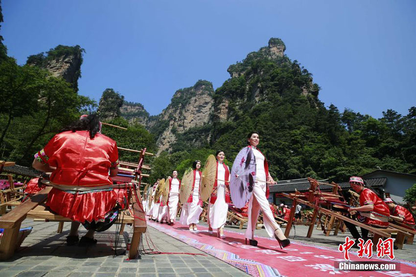 湖南省張家界市の武陵源に土家の絹織物職人100人が集結