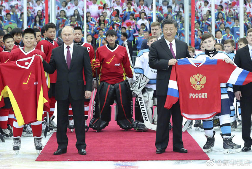 習近平国家主席とプーチン大統領にそれぞれロシアと中国のユニフォームをプレゼントしたユース選手たち。 