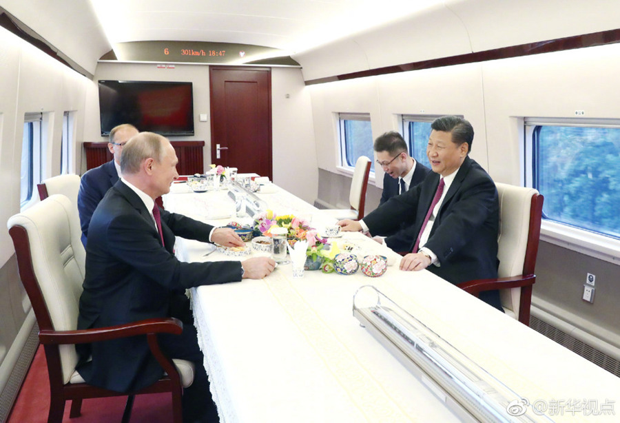 高速鉄道に乗り、天津へ移動中の習近平国家主席とプーチン大統領。 