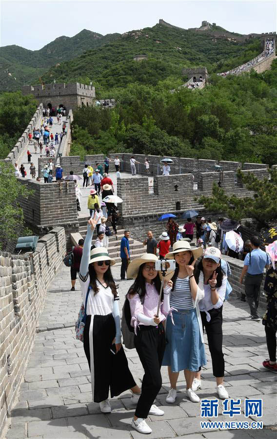 観光シーズン突入！北京の八達嶺長城　1日の観光客は2万人超に
