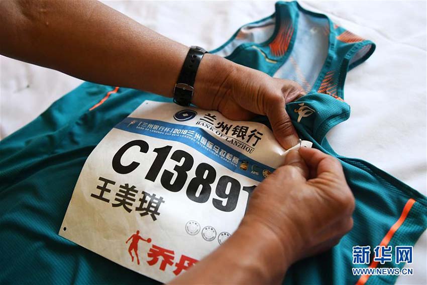 100回目のマラソン完走を成し遂げた70代の中国人男性