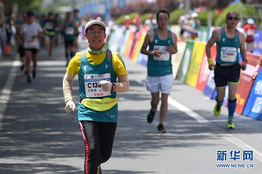 100回目のマラソン完走を成し遂げた70代の中国人男性