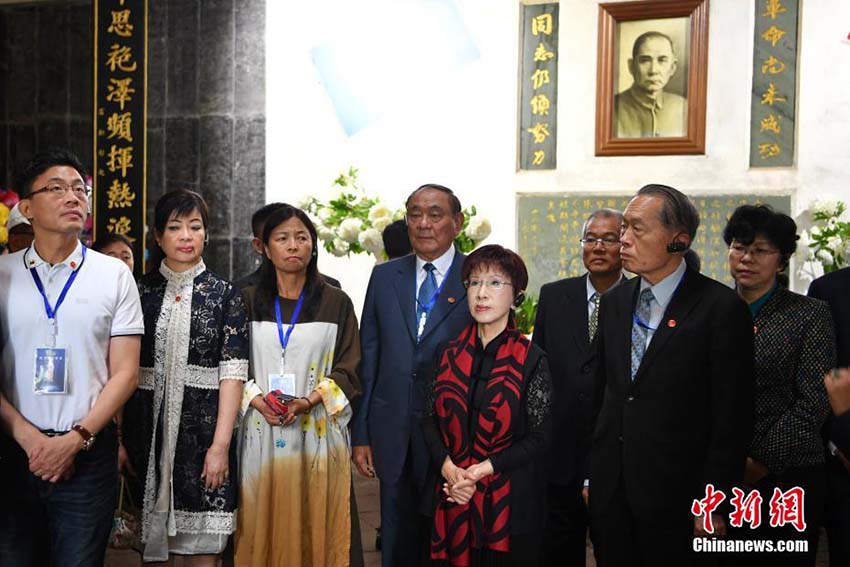 洪秀柱前主席率いる訪問団が雲南省の騰沖殉国者墓園で戦死者を追悼