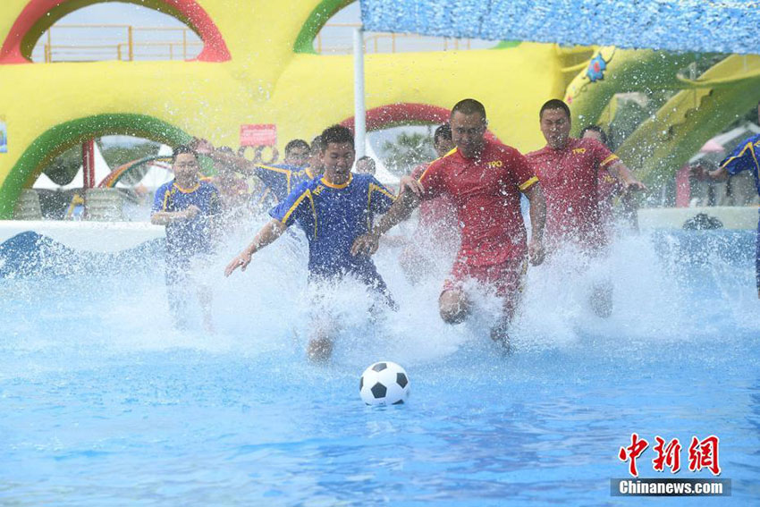 重慶市のウォーターパークでW杯開催記念のサッカーゲームイベント開催