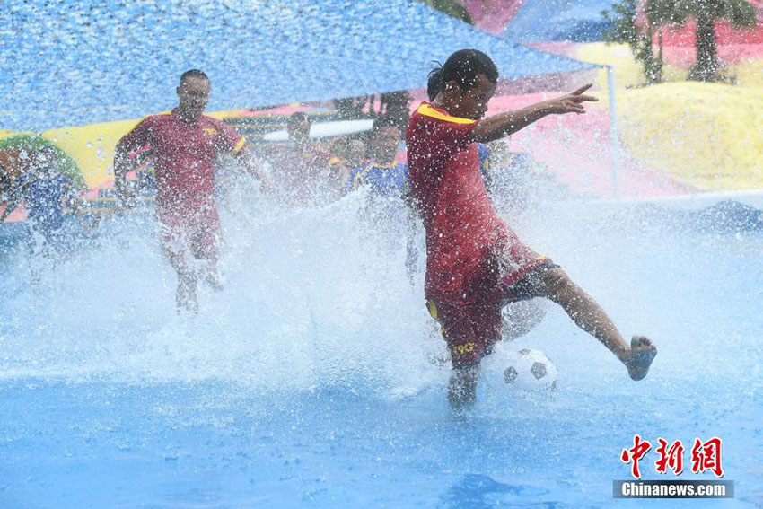 重慶市のウォーターパークでW杯開催記念のサッカーゲームイベント開催