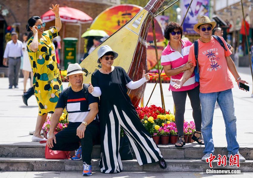夏迎え、新疆観光ツアー活況に　観光客集まる新疆国際大バザール