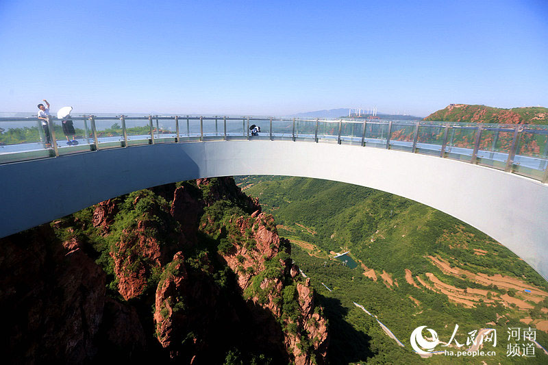 世界最長となる空中ガラス回廊が河南省鄭州市の伏羲山に完成