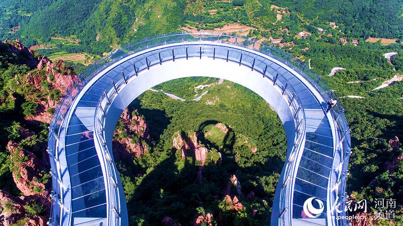 世界最長となる空中ガラス回廊が河南省鄭州市の伏羲山に完成