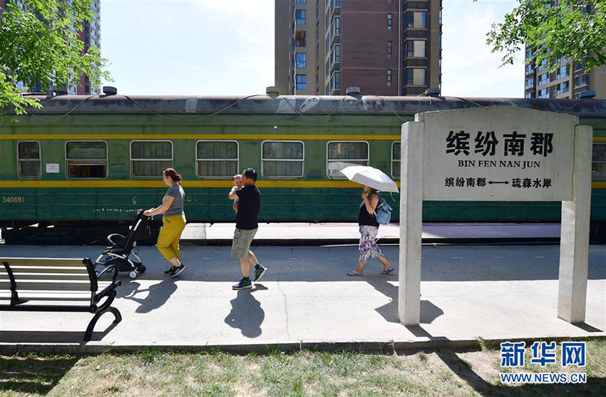 懐かしの緑の列車車両をスーパーに　陝西省