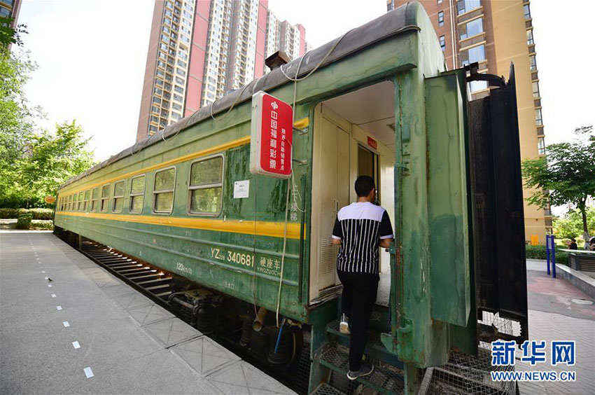 懐かしの緑の列車車両をスーパーに　陝西省