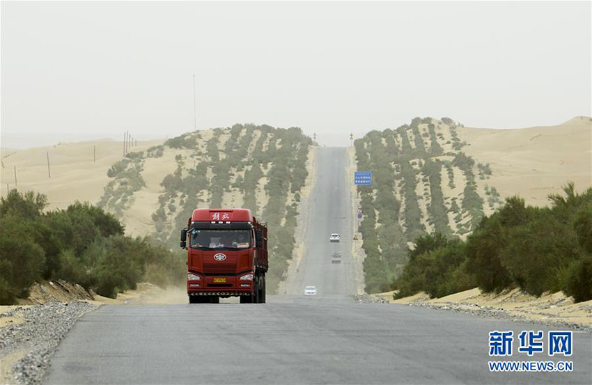 死の砂漠を延々と貫く公道　新疆維吾爾（ウイグル）自治区