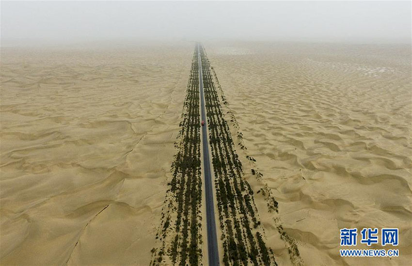 死の砂漠を延々と貫く公道　新疆維吾爾（ウイグル）自治区