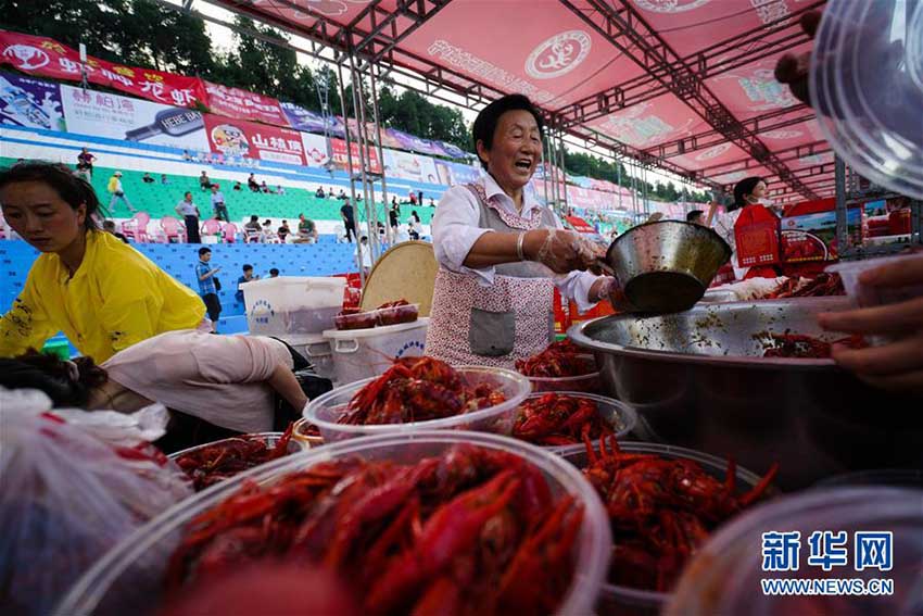 江蘇省のザリガニの里でフェスティバル　5万人がザリガニの宴を堪能