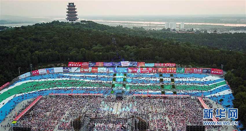 江蘇省のザリガニの里でフェスティバル　5万人がザリガニの宴を堪能