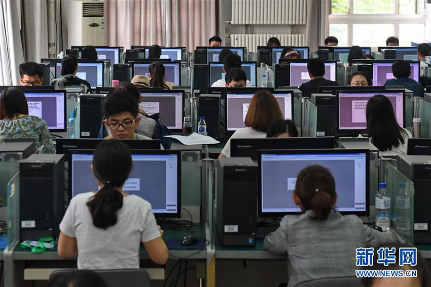吉林省高考採点作業をメディアに公開　採点官1千人が15万人分の答案採点
