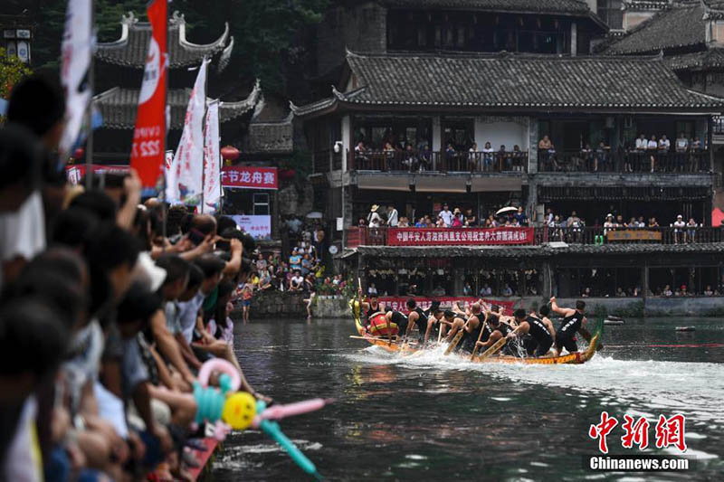 湖南省・鳳凰古城で端午の節句のドラゴンボートレース