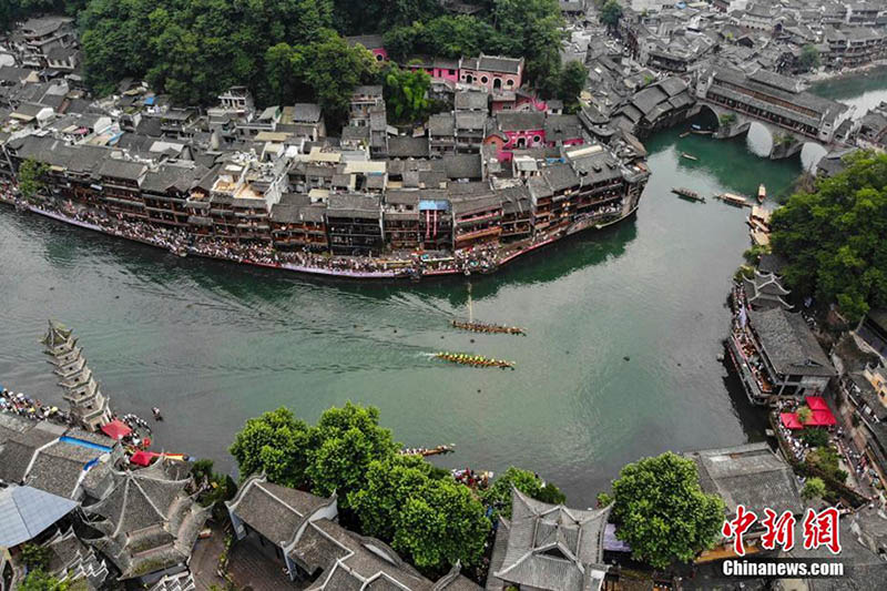 湖南省・鳳凰古城で端午の節句のドラゴンボートレース