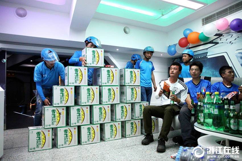上海、W杯観戦でビール300本の注文入る　デリバリー配達員6人が出動