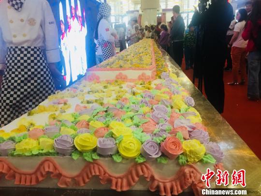青海省西寧市にW杯開幕記念の長さ10メートルのケーキ登場