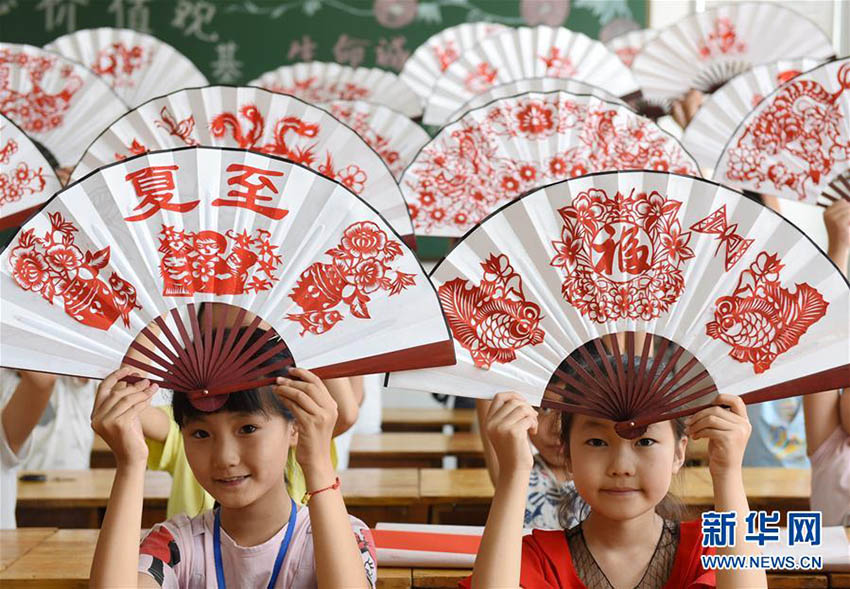 扇子を作って涼しい夏至を　伝統文化に触れる子供たち