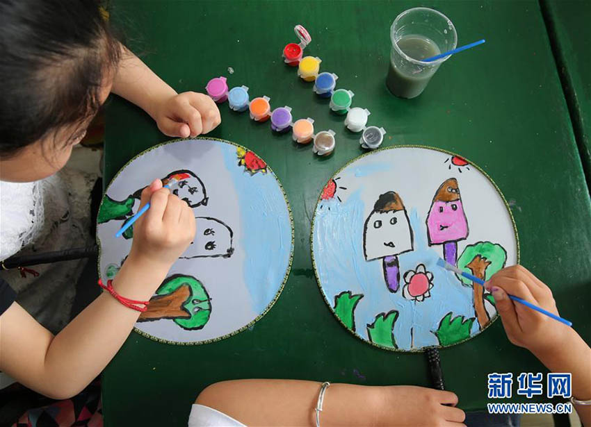 扇子を作って涼しい夏至を　伝統文化に触れる子供たち