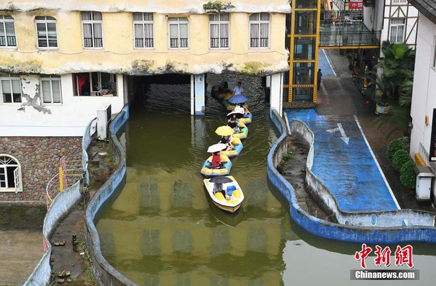 建物を突き抜けて進む人工運河で一風変わった景色はいかが？　重慶市