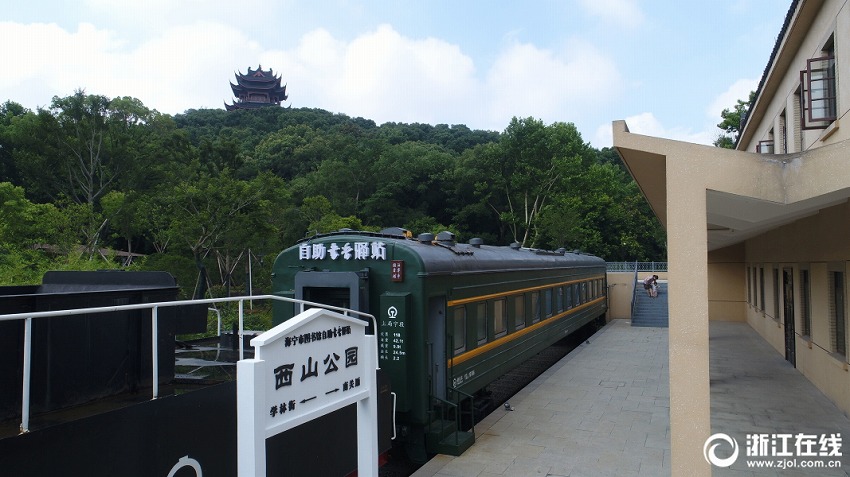 レトロな車両の内部には同じくレトロな雰囲気の図書館　浙江省