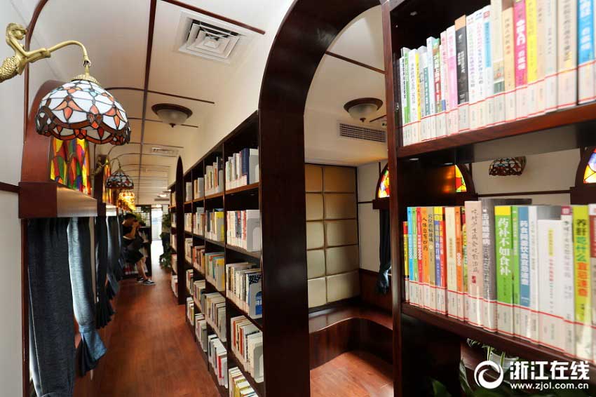 レトロな車両の内部には同じくレトロな雰囲気の図書館　浙江省