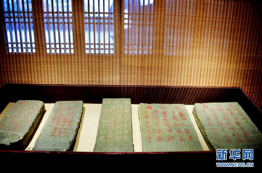 柔遠驛に展示された琉球人の墓標。明代中後期、多くの琉球人が福州に住んでおり、彼らは死後、福州琉球墓地に埋葬された（6月21日、撮影・魏培全）。