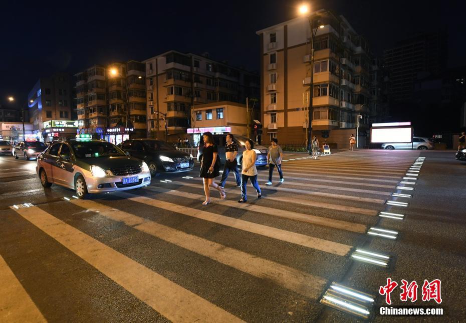 杭州市の街中に自動で点灯する横断歩道登場　歩行者の安全守る