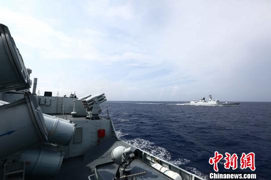 中国海軍艦隊が実戦的訓練を実施
